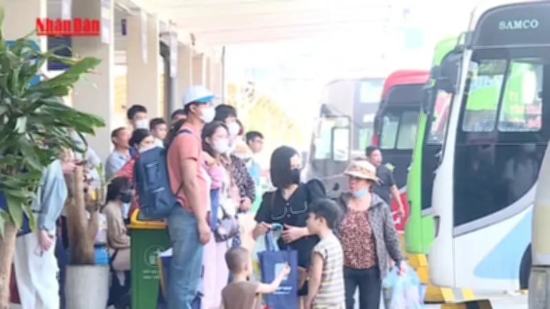 Lượng khách bến xe tăng đột biến dịp nghỉ lễ 30/4 và 1/5