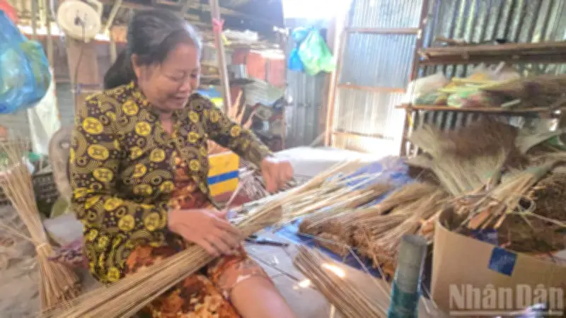 Làng Nghề Bó Chổi Cọng Dừa Vĩnh Chánh: 'Cần Câu Cơm' Giữa Dòng Kênh Mặc Cần Dện