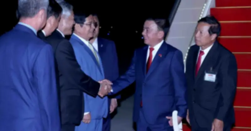 Lãnh đạo Campuchia đón tiếp Ủy viên Bộ Chính trị Trần Cẩm Tú tại sân bay quốc tế Techo