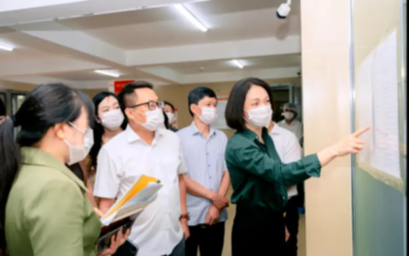 Lãnh đạo Hà Nội khảo sát công tác tổ chức bữa ăn bán trú tại trường tiểu học Đoàn Khuê