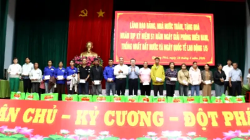 Lãnh đạo Đảng, Nhà nước trao quà cho công nhân khó khăn tại Đắk Lắk