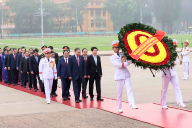 Lãnh đạo Đảng, Nhà nước và đại biểu Quốc hội khóa mới vào Lăng viếng Bác