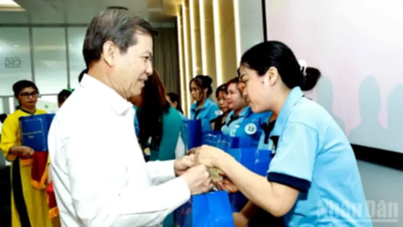 Lãnh đạo Đảng thăm, tặng quà công nhân lao động tại Đồng Nai