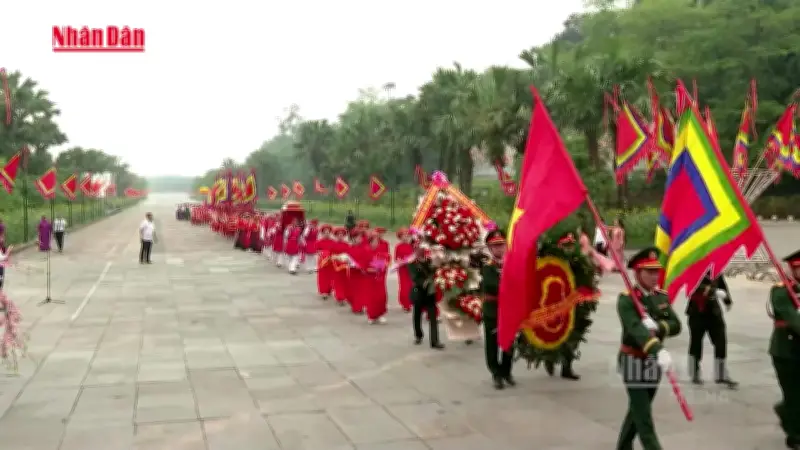 Lãnh đạo xã Hy Cương dâng hương báo công tại Điện Kính Thiên, Đền Hùng