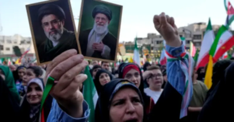 Lãnh tụ tối cao Iran thách thức Mỹ, tuyên bố kiểm soát eo biển Hormuz