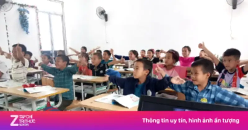 Lớp học đặc biệt: Cô giáo miền xuôi dạy Tiếng Anh cho học sinh vùng biên qua màn hình
