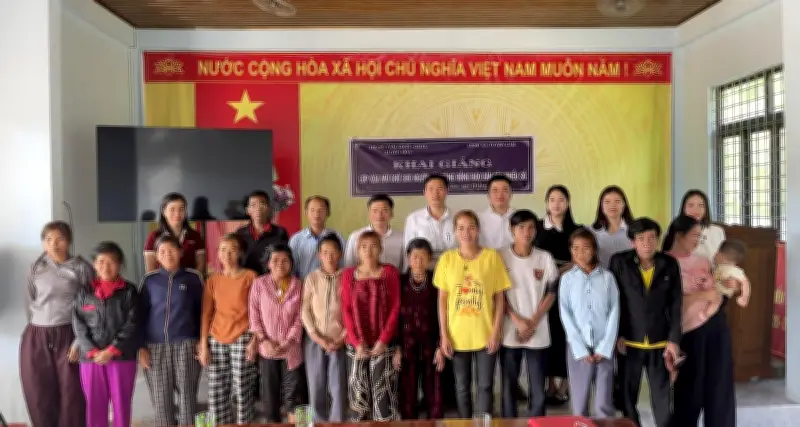 Lớp học xóa mù chữ cho phụ nữ dân tộc Chứt ở Quảng Trị