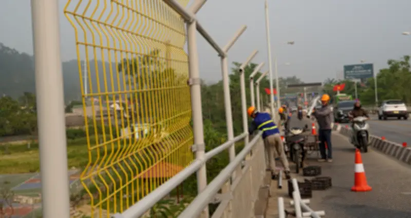 Lập lưới thép cao 2,5m ngăn người nhảy cầu Bến Thủy sau nhiều vụ tự tử