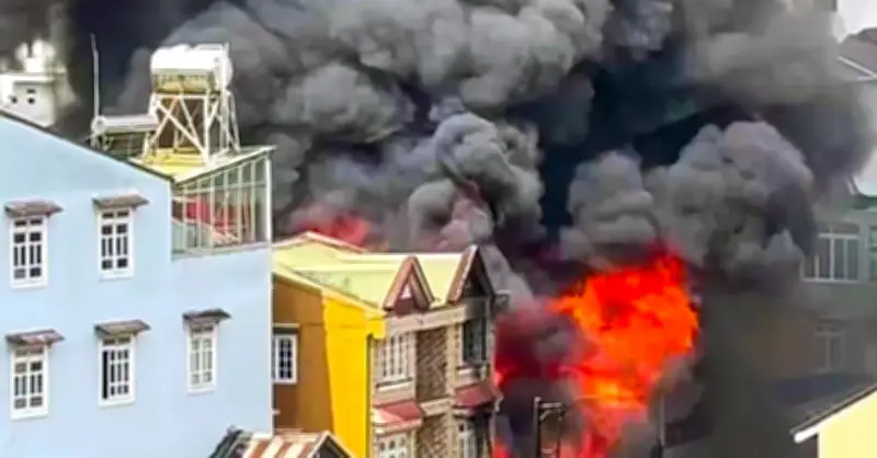 Đà Lạt: Ngôi nhà trên đường Tô Ngọc Vân bốc cháy dữ dội, cột khói đen cao hàng chục mét