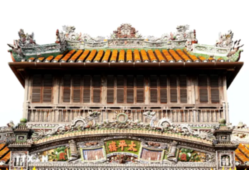 Lâu Đài Nổi Huế: Biểu Tượng Nghệ Thuật Trang Trí Độc Đáo Trên Sông Hương