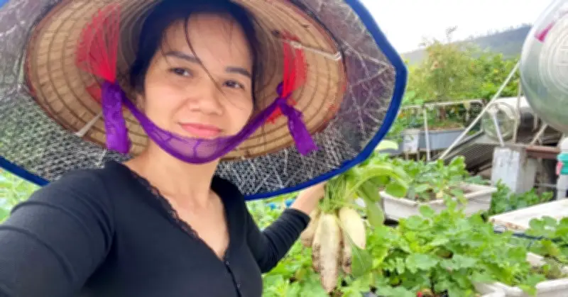 Mẹ 5 con biến sân thượng thành vườn quê, nuôi cả nhà bằng rau sạch suốt 11 năm