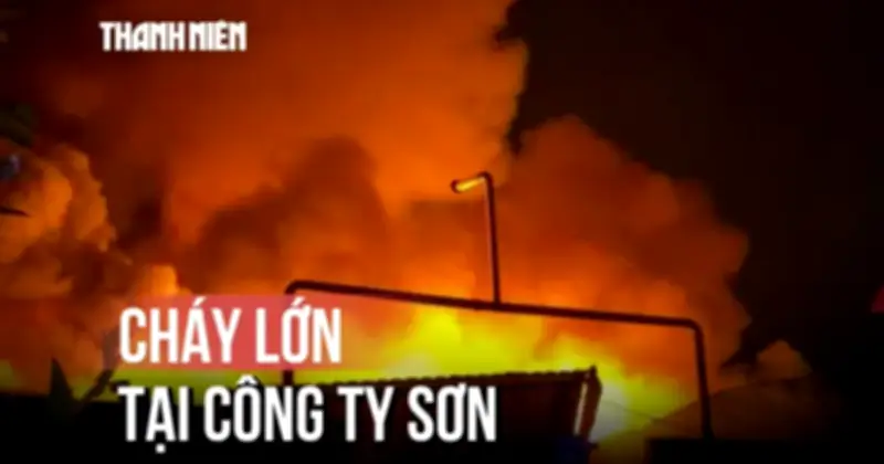 Đám cháy lớn bùng phát tại công ty sơn ở TP.HCM, nhiều tiếng nổ vang trời