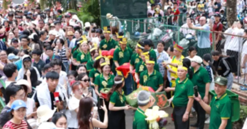 Đám cưới độc lạ của hươu cao cổ ở Thảo Cầm Viên Sài Gòn thu hút hàng nghìn người