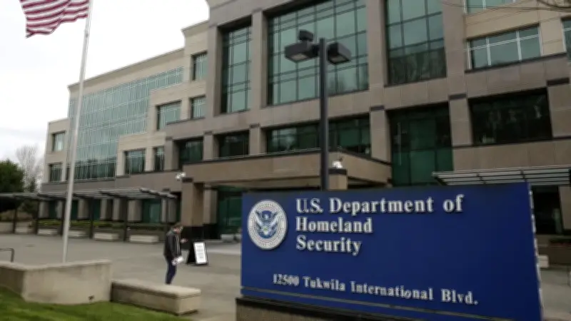 Mỹ cảnh báo nguy cơ cạn tiền trả lương nhân viên an ninh nội địa