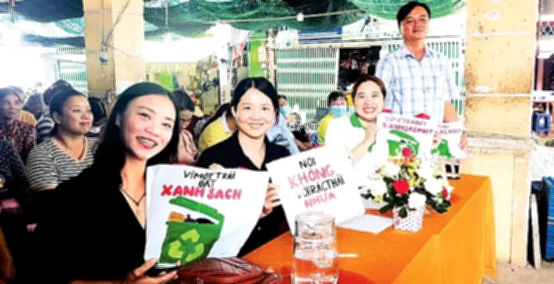 Mô hình Tổ may Xanh tại Cần Giờ: Tái chế băng-rôn thành túi đi chợ, vừa giảm rác thải nhựa vừa tạo việc làm cho phụ nữ
