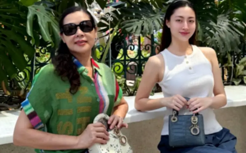 Mẹ là cán bộ ngân hàng của Hoa hậu Lương Thùy Linh gây sốt khi xuất hiện cùng con gái