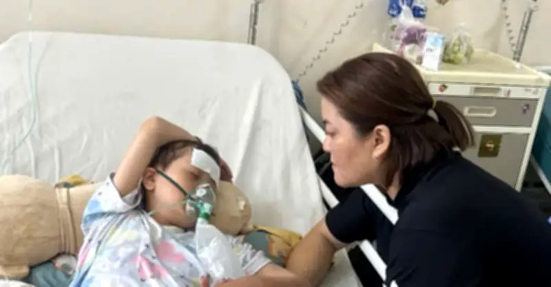 Mẹ đơn thân đau đớn nghe con gái mắc ung thư: 'Hỏi con còn chân để nhảy không'
