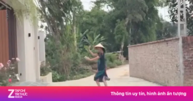 Mẹ nhảy múa đón con gái về nhà chơi, video ấm áp gây bão mạng