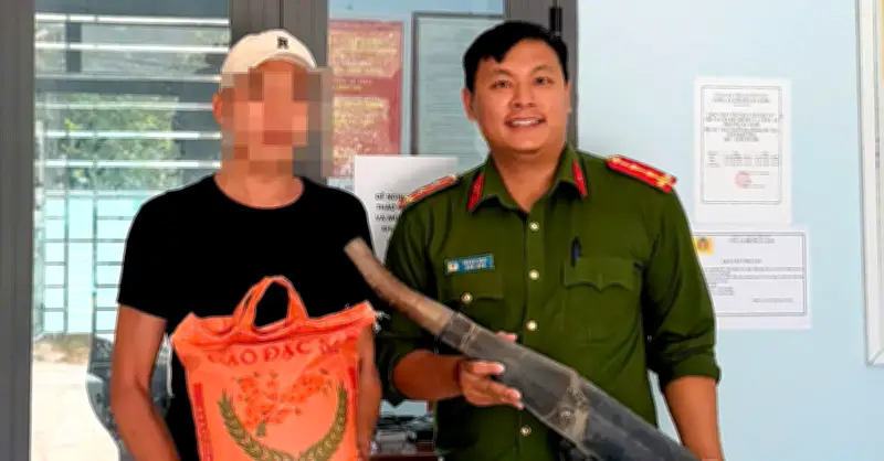 Đêm phó xe đồ đến công an, người dân bất ngờ nhận 10kg gạo
