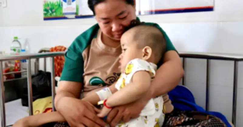 Mẹ trẻ An Giang khốn khổ bên con gái mắc bệnh hiếm Pompe, phải truyền thuốc suốt đời