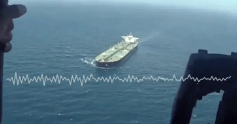 Mỹ triển khai trực thăng quan sát tàu chở hàng ở Vịnh Oman, buộc 14 tàu quay đầu