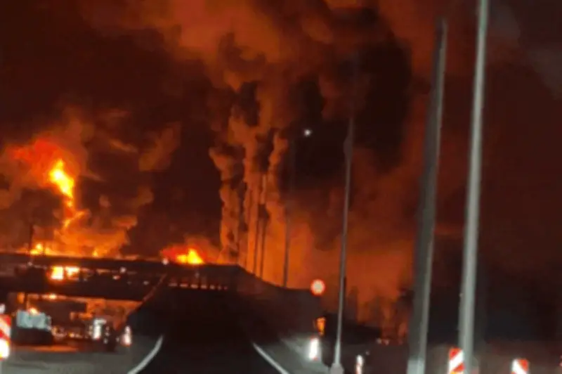 Mỹ và Israel tấn công dồn dập đảo Kharg, Iran cảnh báo 'thời kỳ kiềm chế đã hết'