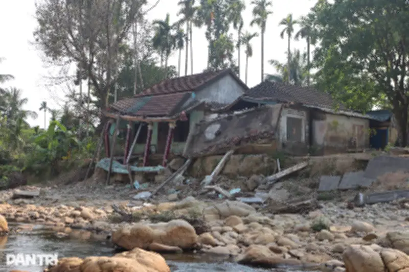 Mưa lũ lịch sử chưa dứt, người dân dưới chân núi Bạch Mã chật vật chống chọi