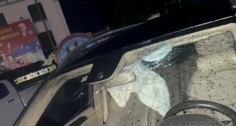 Mưa đá lớn tại Lào Cai khiến hàng loạt ô tô vỡ kính, móp méo, hư hỏng nặng