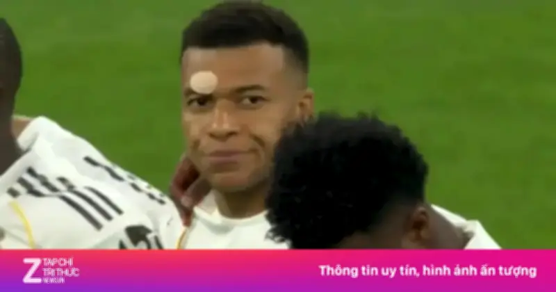 Mbappe Lắc Đầu Bất Mãn Trước Hành Động Phản Cảm Của CĐV Bayern Trong Phút Mặc Niệm