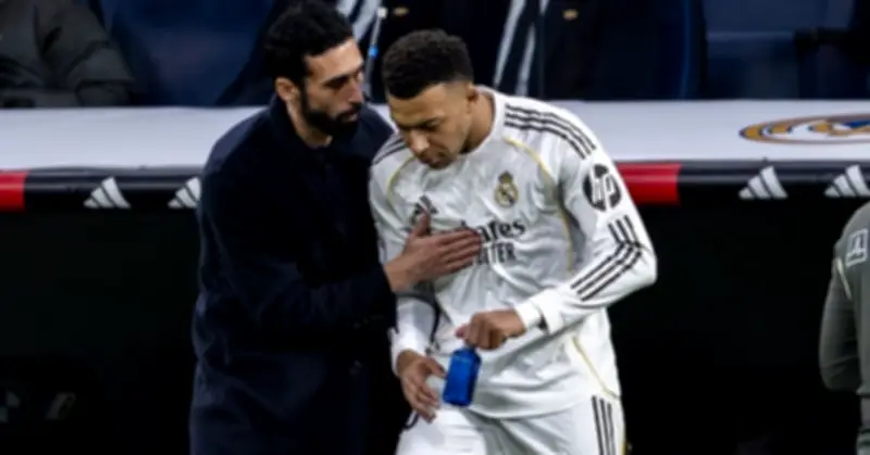 Mbappe thẳng thắn về việc ít phòng ngự, HLV Arbeloa nhấn mạnh tinh thần tập thể