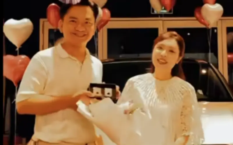 MC Hạnh Phúc tặng vợ xe sang Mercedes nhân ngày đặc biệt