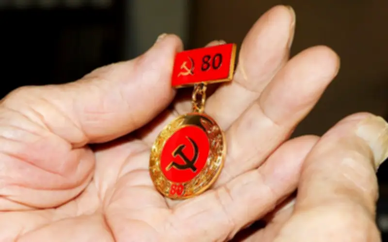 Mức thưởng Huy hiệu Đảng tăng mạnh, gần 38 triệu đồng theo hệ số lương mới