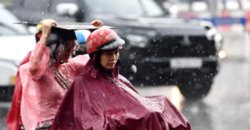 Miền Bắc đón ba đợt mưa dồn dập, cảnh báo gió lốc mạnh sau nắng nóng gay gắt