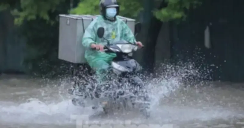 Miền Bắc đón mưa to sau nắng nóng, cảnh báo lốc sét và gió giật mạnh