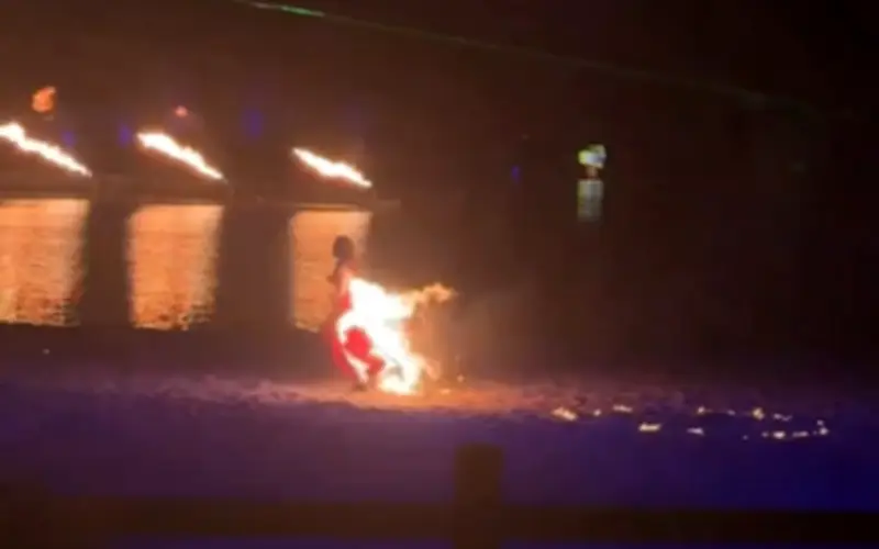 Màn múa lửa kinh hoàng: Vũ công suýt cháy tại công viên động vật Trung Quốc