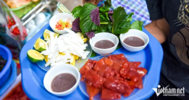 Món ăn hạ hỏa ngày nắng nóng ở Hà Nội: Hương vị gây tranh cãi vẫn hút khách