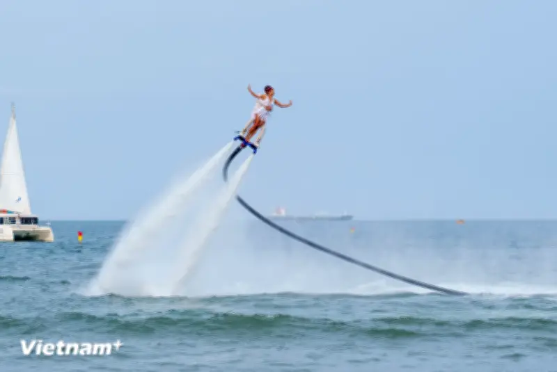 Mãn nhãn với màn trình diễn flyboard ngày khai mạc mùa du lịch biển Đà Nẵng 2026