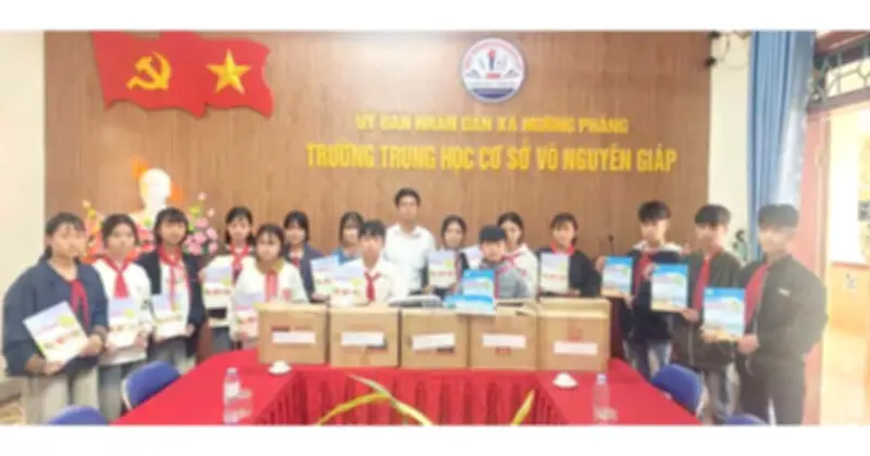 Món quà sách giáo khoa tiếp sức học sinh vùng đất anh hùng Mường Phăng, Điện Biên