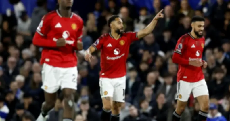 M.U đánh bại Chelsea 1-0, Tottenham hòa Brighton trong ngày Ngoại hạng Anh căng thẳng