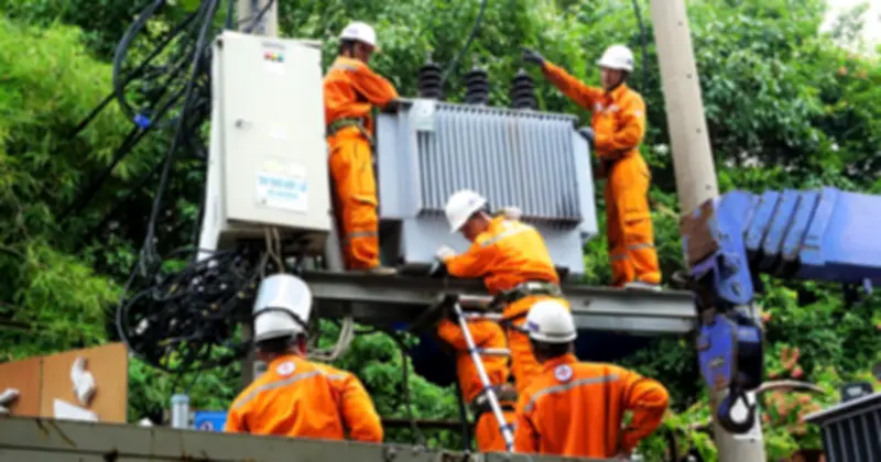 Màu Áo Cam Thầm Lặng: Những Người Thợ Điện Giữ Nhịp Sống TP.HCM