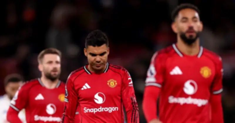 MU thất bại 1-2 trước Leeds, Martinez nhận thẻ đỏ, top 4 Ngoại hạng Anh căng thẳng