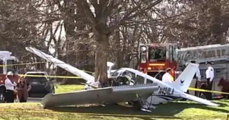 Máy bay huấn luyện mất động cơ, đâm vào công viên Philadelphia, hai người sống sót thần kỳ
