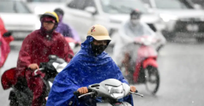 Ô mây lớn đậm đặc, Hà Nội trời tối sầm, có thể mưa giông mạnh