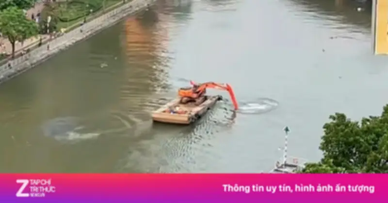Máy xúc 'làm xiếc' trên sông Sài Gòn: Nguy cơ tai nạn cao từ phương tiện tự đẩy