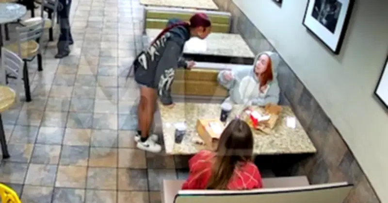 Nữ ca sĩ 26 tuổi bị fan tấn công, tạt thẳng vào mặt trong quán ăn