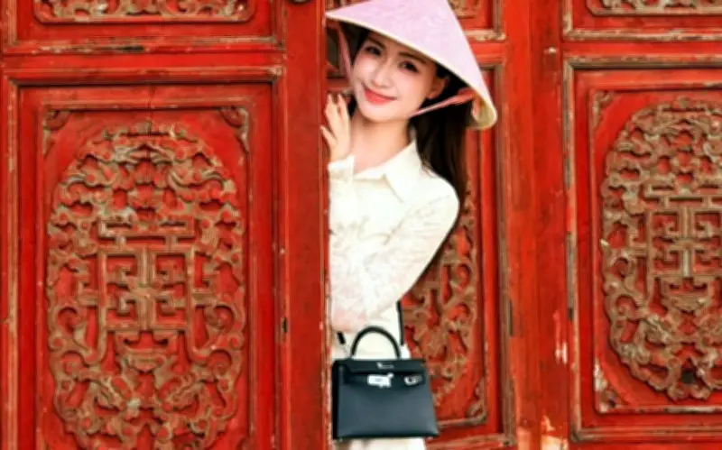 Nữ ca sĩ quê Bắc Ninh gây chú ý với nón lá và túi Hermès gần 1 tỷ đồng