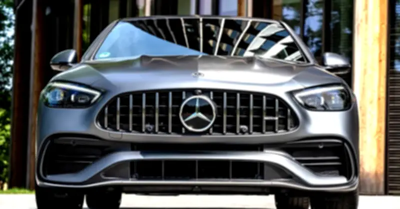 Nữ chủ xe Mercedes đi bảo dưỡng, phát hiện xe của mình đang ở quán bar