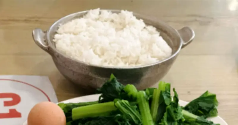 Ăn cơm trắng đều đặn, người đàn ông vẫn giảm mạnh đường huyết