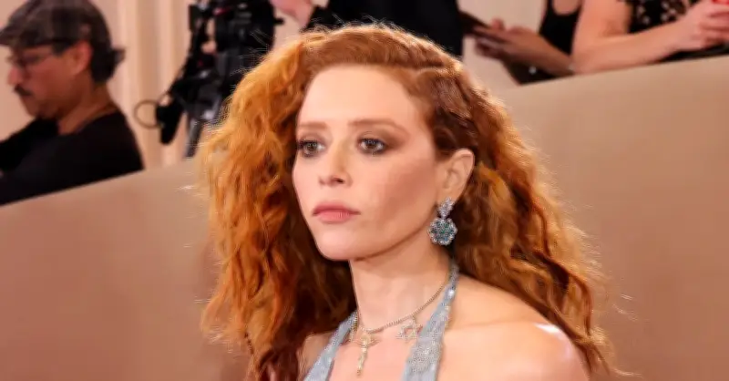 Nữ diễn viên Natasha Lyonne bị yêu cầu rời máy bay vì không tuân thủ quy định an toàn