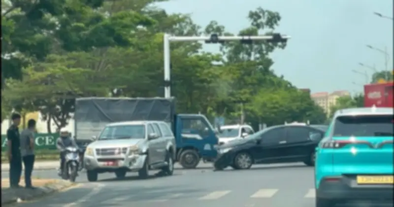 Đèn giao thông tê liệt ở Quảng Trị: Người dân 'tự bơi' giữa ngã tư, tai nạn gia tăng